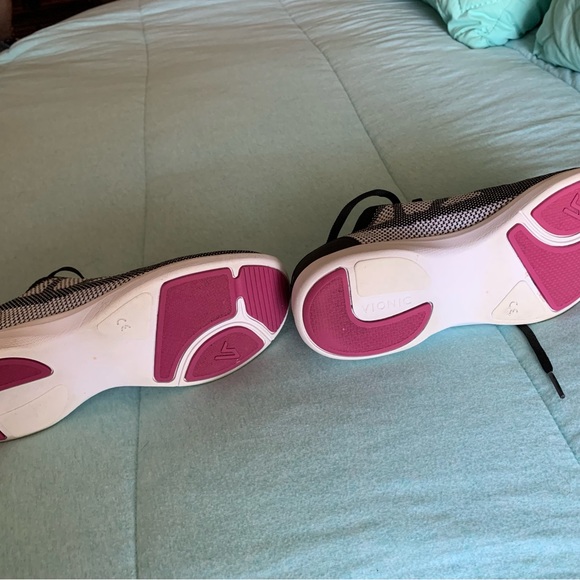 Vionic Sneaker - Picture 4 of 5